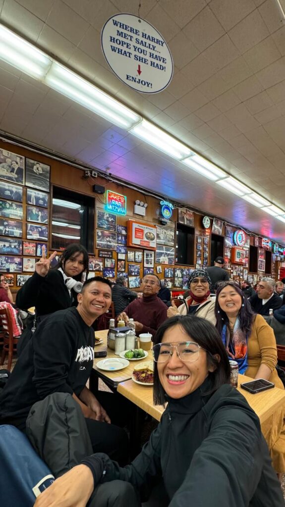 Dahlan Iskan dan keluarga (Azrul Ananda, Ivo Ananda, dan Andretti Ananda) saat bertemu James Sundakh serta Lia di Katz Deli New York, 2024 silam. Foto: Dokumentasi Keluarga