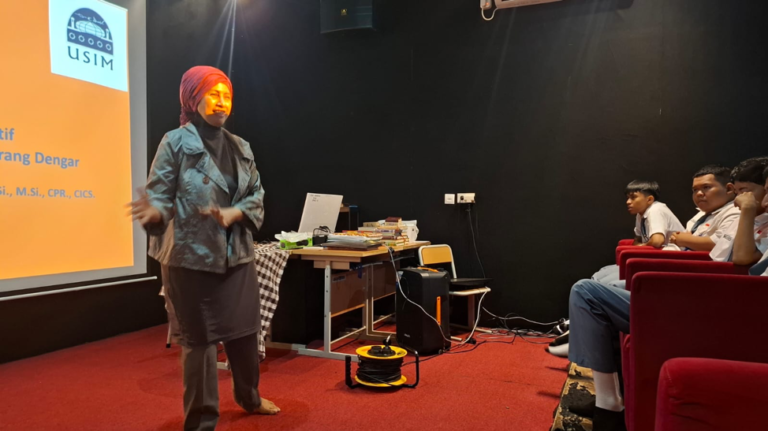 Leila Mona Ganiem sedang mempresentasikan Komunikasi Inklusif. Foto: Istimewa