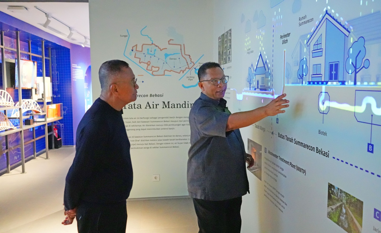 Dahlan Iskan memperhatikan penjelasan Adrianto P. Adhi tentang sanitasi di perumahan Summarecon. Foto: HARIAN DISWAY.