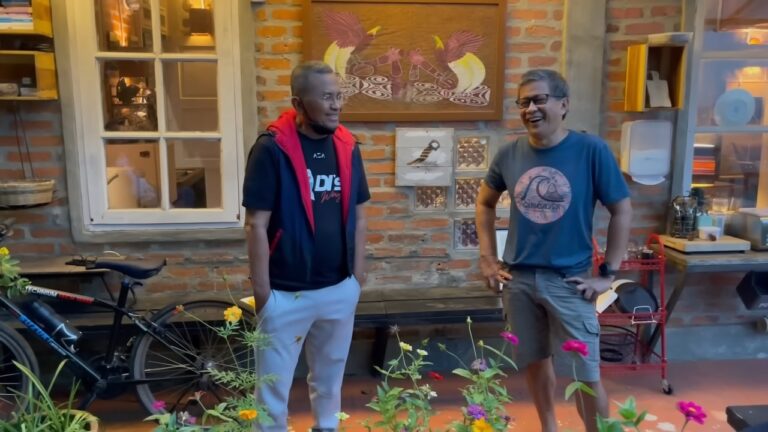 Momen Dahlan Iskan bertamu ke rumah Rocky Gerung pada 2022 silam (Foto: Disway.id)