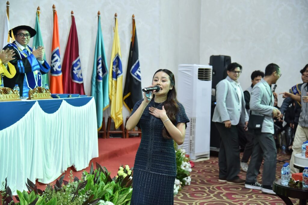 Rani Zamala atau Rani DA3 tampil menghibur wisudawan dalam Wisuda XI Tanri Abeng University, Sabtu (15/8/2026)