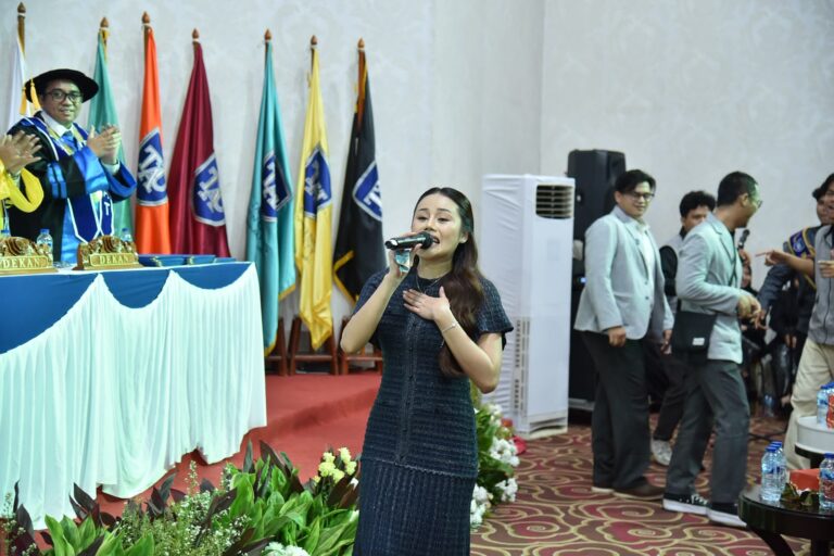 Rani Zamala atau Rani DA3 tampil menghibur wisudawan dalam Wisuda XI Tanri Abeng University, Sabtu (15/8/2026)