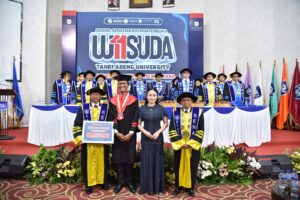 Rani Zamala berfoto bersama jajaran pimpinan dan senat Tanri Abeng University dalam Wisuda XI TAU (Foto: Istimewa)