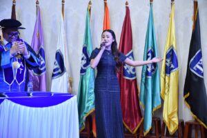 Rani Zamala tampil membawakan lagu dangdut dalam rangkaian Wisuda XI Tanri Abeng University (Foto: Istimewa)