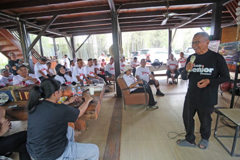 Dahlan Iskan saat sarasehan di acara "muktamar" perusuh Disway di FIC Farm, 23 Agustus 2026.. Foto: Boy Slamet/Harian Disway-