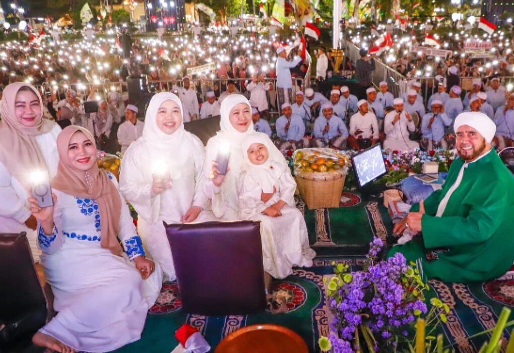 Gubernur Jatim Khofifah Indar Parawansa saat menggelar selawat yang dipimpin Habib Syech bin Abdul Qodir Assegaf dalam rangka menyambut sekaligus mensyukuri HUT ke-81 RI di Halaman Gedung Negara Grahadi Surabaya, Sabtu malam, 8 Agustus 2026