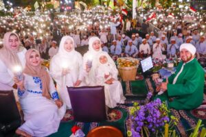 Gubernur Jatim Khofifah Indar Parawansa saat menggelar selawat yang dipimpin Habib Syech bin Abdul Qodir Assegaf dalam rangka menyambut sekaligus mensyukuri HUT ke-81 RI di Halaman Gedung Negara Grahadi Surabaya, Sabtu malam, 8 Agustus 2026