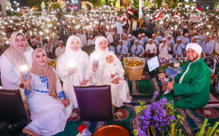 Gubernur Jatim Khofifah Indar Parawansa saat menggelar selawat yang dipimpin Habib Syech bin Abdul Qodir Assegaf dalam rangka menyambut sekaligus mensyukuri HUT ke-81 RI di Halaman Gedung Negara Grahadi Surabaya, Sabtu malam, 8 Agustus 2026