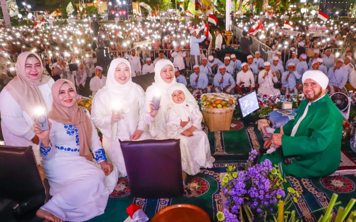 Gubernur Jatim Khofifah Indar Parawansa saat menggelar selawat yang dipimpin Habib Syech bin Abdul Qodir Assegaf dalam rangka menyambut sekaligus mensyukuri HUT ke-81 RI di Halaman Gedung Negara Grahadi Surabaya, Sabtu malam, 8 Agustus 2026